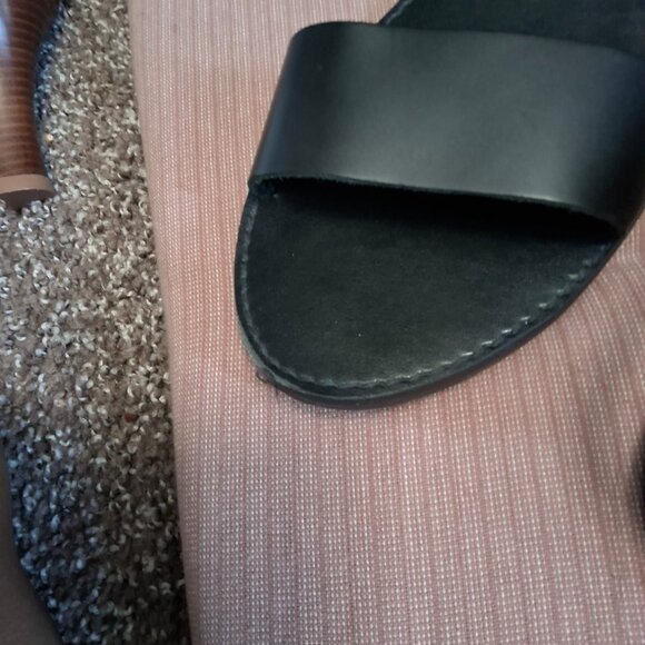 Steve Madden flat sandals in black leather - Picture 8 of 10